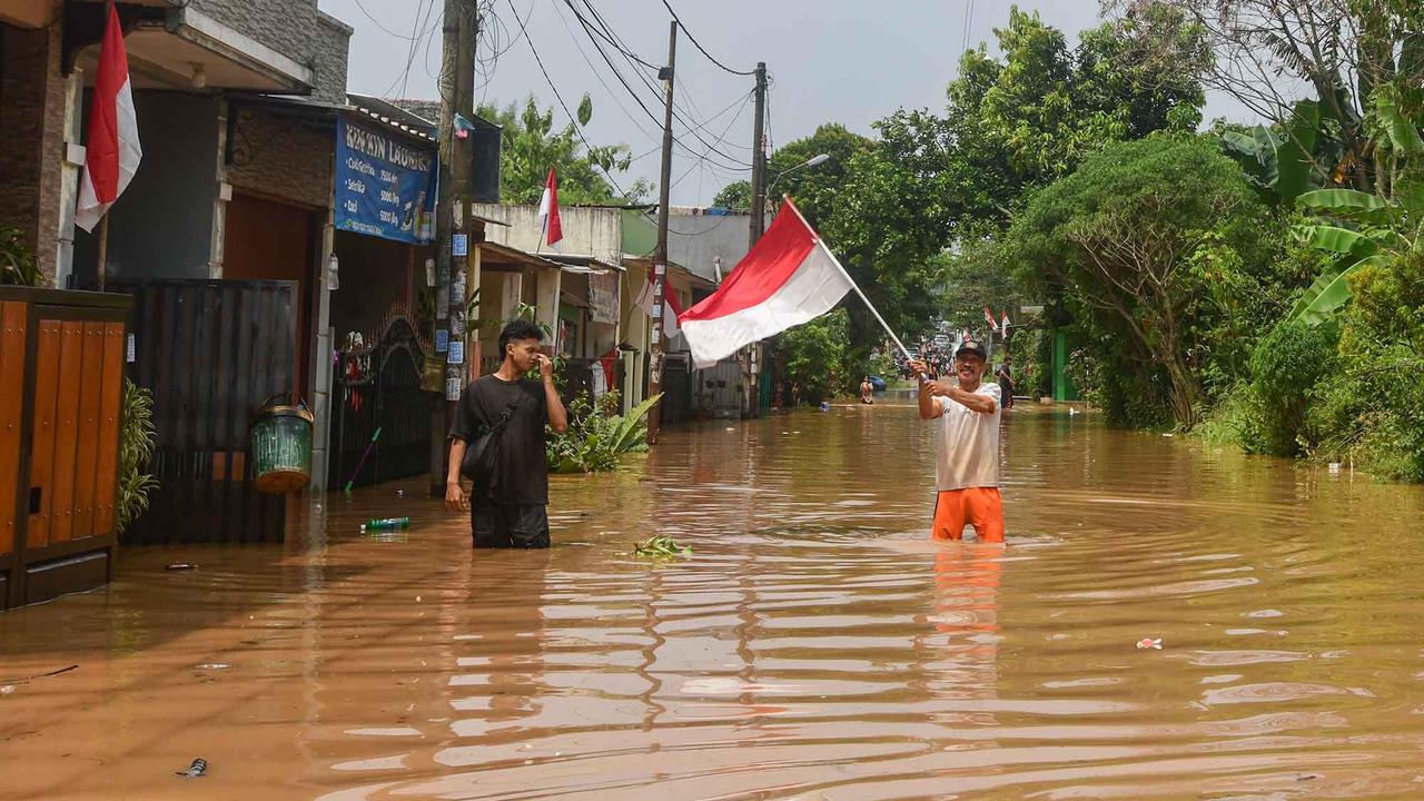 FOTO: Tanggul Jebol, 2.000 Warga Villa Pamulang Terdampak Banjir