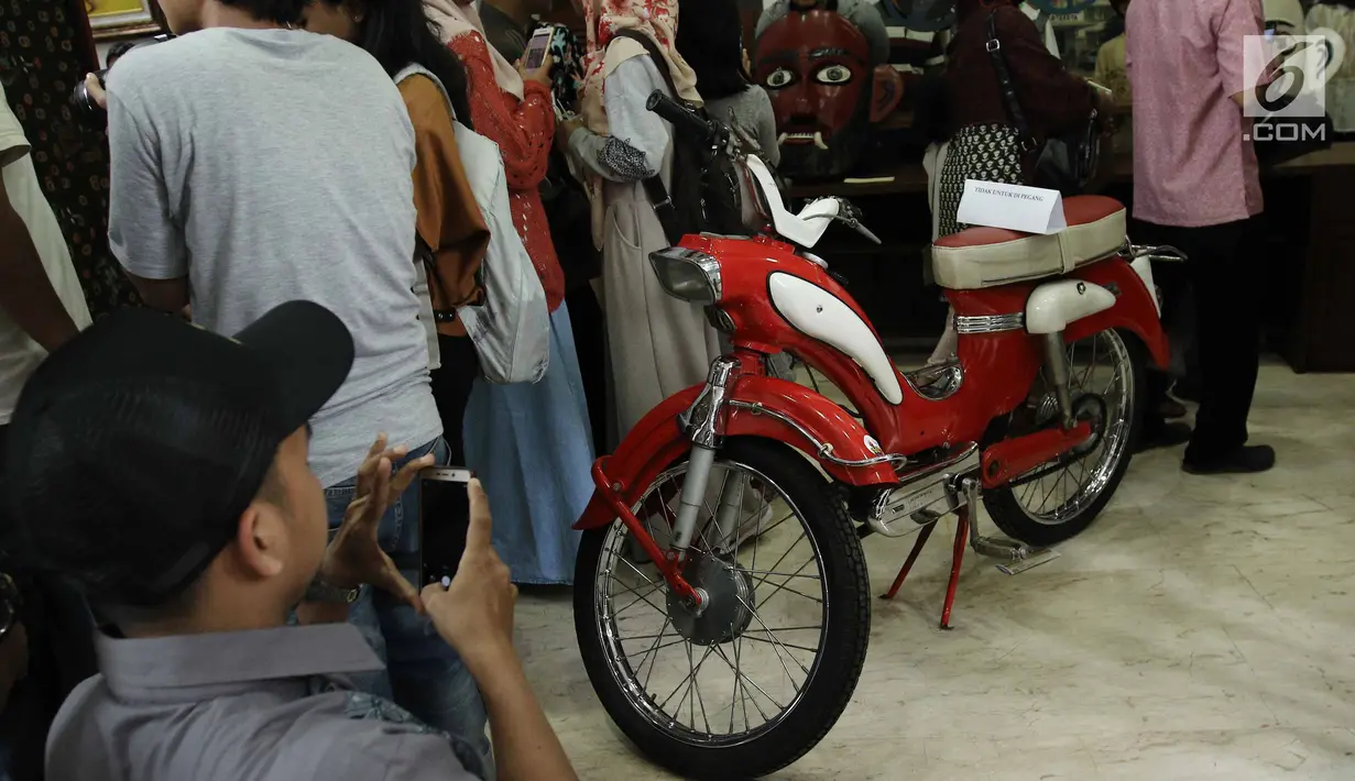 Sejumlah koleksi yang ada di Museum Betawi dipamerkan selama Festival Lebaran Betawi 2017 di Setu Babakan, Jakarta Selatan, Sabtu (29/7). Berbagai senjata tradisional suku Betawi hingga alat musik trombon ikut dipamerkan. (Liputan6.com/Herman Zakharia)