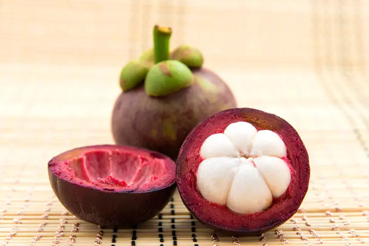 Jangan sampai nggak tahu khasiat buah manggis yang bisa kabulkan mimpi para cewek ini, ya! (Sumber Foto: iStock/momjunction.com)