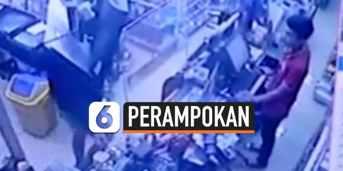 VIDEO: Terekam CCTV, Perampok Sekap Karyawan Minimarket