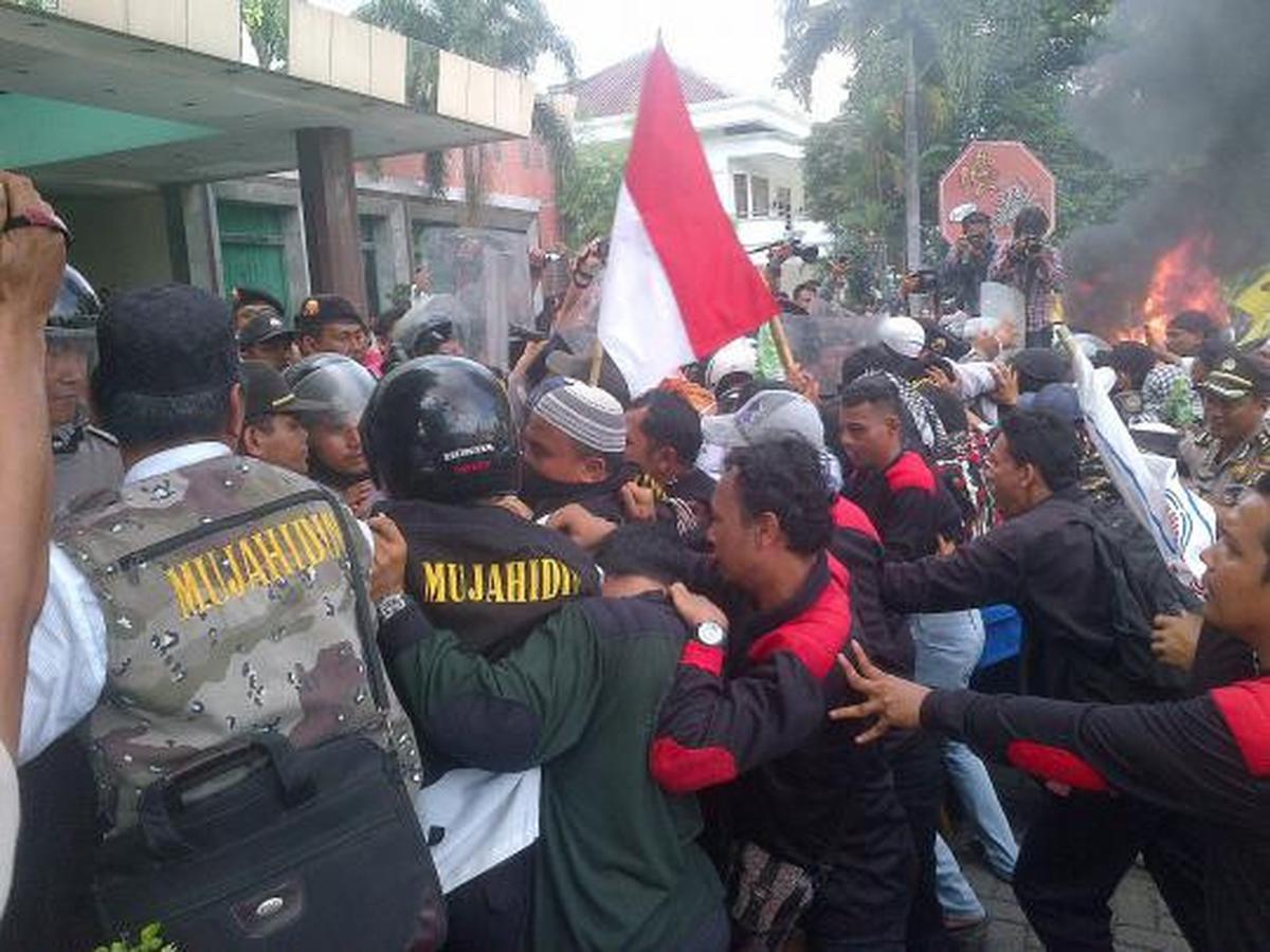 Ratusan ormas Islam bentrok dengan Polisi