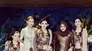 Kali ini ia kenakan kebaya kutu baru dengan nuansa motif bunga. Paduan selendang jadikan kebayanya semakin cantik.  [Foto: Instagram/ Sarah Menzel]