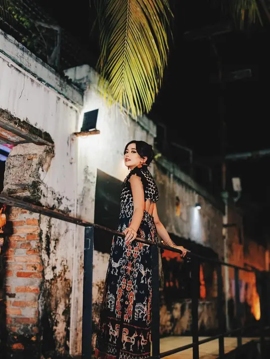 Penampilan manis Brisia Jodie pakai dress wastra dengan desain modern. Dress dari wastra bernuansa hitam ini memiliki detail tanpa lengan dan cut-out yang memamerkan punggungnya. [Foto: Instagram/brisiajodie96]