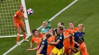 Kiper timnas putri Belanda Sari van Veenendaal coba menghalau bola pada semifinal Piala Dunia Wanita di Stade de Lyon, Rabu (3/7/2019) atau Kamis dini hari WIB. (AFP/Jean-Philippe Ksiazek)