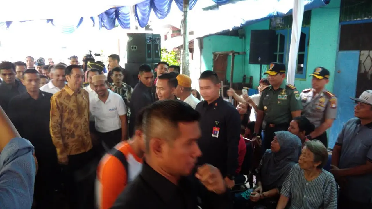 Presiden Jokowi membagikan sembako di Penjaringan, Jakarta Utara