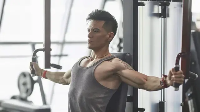 Pec deck machine (Foto: Healthline)