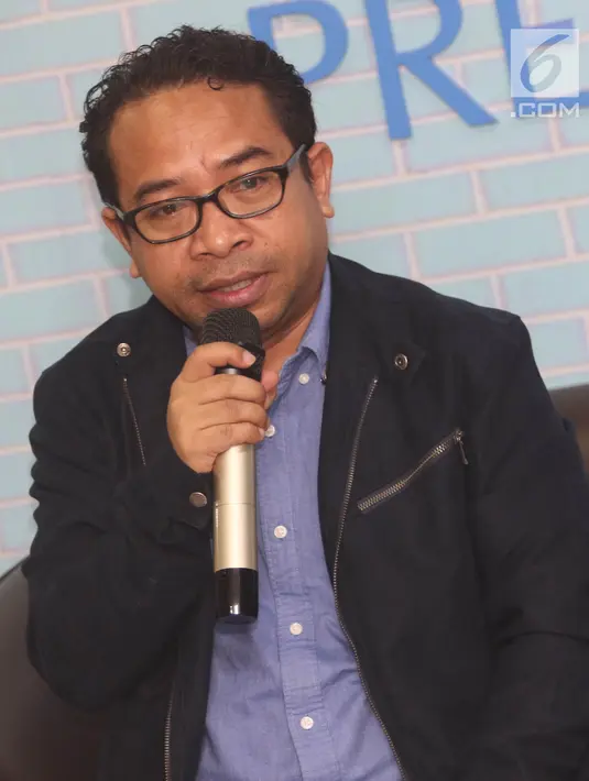 Plt Kabiro Humas Kemenkominfo Ferdinandus Setu memberikan keterangan terkait  konten YouTube milik gamer Kimi Hime di Jakarta, Rabu (24/7/2019). Kemenkominfo juga meminta agar Kime Hime datang ke Kemenkominfo untuk menjelaskan alasan Kimi Hime memberikan konten vulgar. (Liputan6.com/Herman Zakharia)