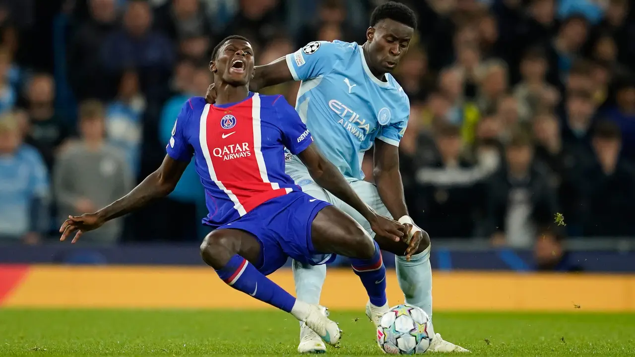 Pemain PSG Nuno Mendes berebut bola dengan pemain Manchester City Marc Guehi