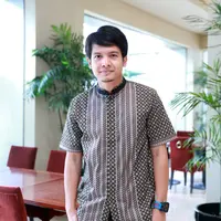 Dimas Seto selalu menunjukan sifat romantis untuk Dhini Aminarti. Bagi Dimas, Dhini merupakan pasangan hidup yang sudah menjadi belahan jiwanya. (Adrian Putra/Bintang.com)