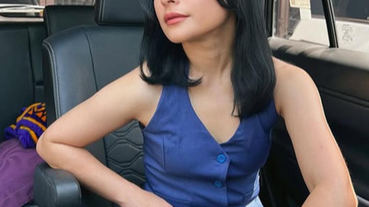 Potret Prilly Latuconsina Pakai Baju Biru Sambil Pose dengan Rambut Baru di Mobil, Cantiknya Disebut Gak Habis-habis