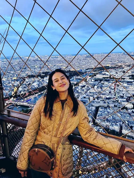 Selaras dengan busananya, Maudy Ayunda kenakan Louis Vuitton Boite Chapeau Reverse seharga Rp90jutaan [@maudyayunda]