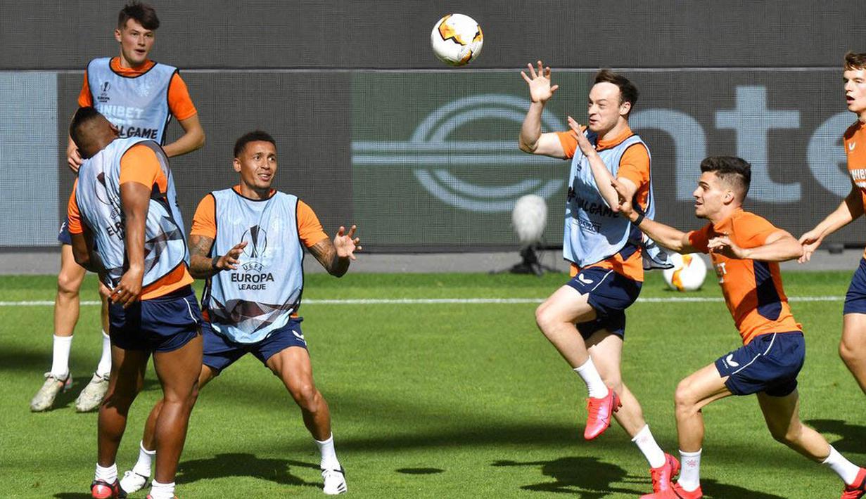 Para pemain Glasgow Rangers saat sesi latihan jelang laga Liga Europa di Leverkusen, Jerman, Rabu (5/8/2020). Glasgow Rangers akan menghadapi tuan rumah Bayer Leverkusen. (AP Photo/Martin Meissner)