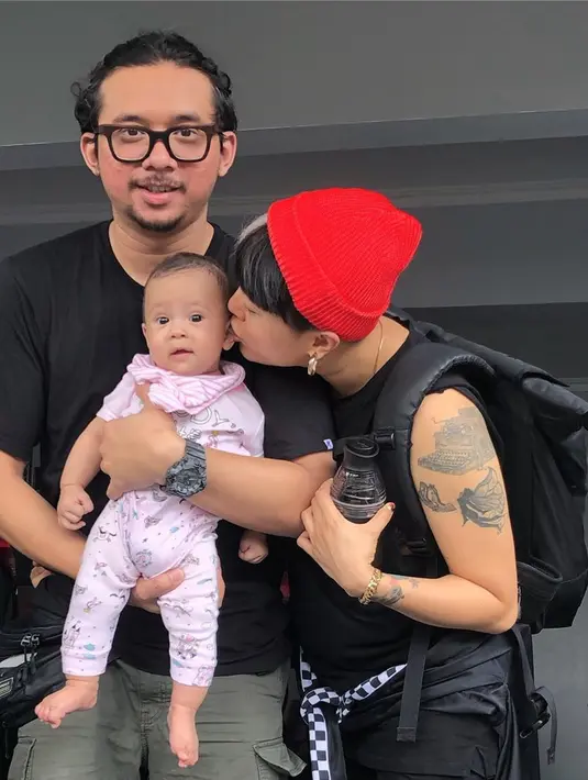 Rencananya, Poppy dan Ahmad Gussaoki akan mengajak anaknya berlibur ke Pulau Dewata, Bali. Menyadari usia anak yang masih belia, sebagai orang tua pun mereka melakukan banyak persiapan demi kenyamanan sang buah hati. (Instagram/popsovia)