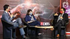 Executive Director Indonesia Political Indicator Burhanuddin Muhtadi (kanan), Vice Chairman Indonesia Chamber of Commerce & Industry Shinta Kamdani (tengah) dan Moderator dalam DBS Asian Insights Conference 2022 sesi kedua di Jakarta, Senin (21/3/2022). (Liputan6.com/Fery Pradolo)