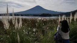 Suhu panas diduga menjadi penyebab puncak gunung dengan ketinggian 3.776 meter tersebut hingga akhir Oktober 2024 belum bersalju. (Yuichi YAMAZAKI/AFP)