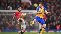 Gelandang Manchester United, Bruno Fernandes, mendapatkan pengawalan dari gelandang Southampton, Stuart Amstrong pada laga pekan ke-25 Premier League 2021/2022, Sabtu (12/2/2022) di Old Trafford. (AFP/Oli Scarff)