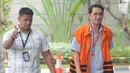 Konsultan Lippo Group Fitra Djaja Purnama dikawal petugas tiba di gedung KPK, Jakarta, Selasa (30/10). Fitra diperiksa terkait dugaan memberi suap atau janji penguruasn perizinan proyek pembangunan Meikarta di Kab Bekasi. (Merdeka.com/Dwi Narwoko)