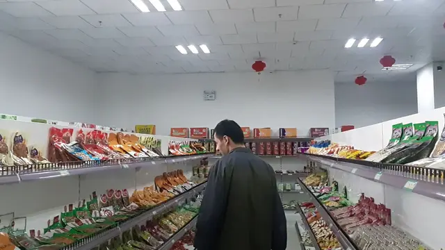 "Siswa" di pusat pelatihan vokasional di Atush, Prefektur Otonomi Kizilsu Kirgiz, Wilayah Otonomi Xinjiang-Uighur (XUAR) dari tampak jalan raya (Rizki Akbar Hasan / Liputan6.com)