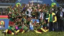 Pemian Kamerun bersama pelatihnya, Hugo Broos berfoto bersama sambil merayakan kemenangan pada laga final Piala Afrika 2017 di Stade de I'Amitie, Gabon, Minggu (5/2). Kamerun meraih gelar kelima Piala Afrika usai menang 2-1 atas Mesir. (GABRIEL BOUYS/AFP)