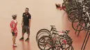 Pelatih tim balap sepeda Indonesia, Dadang Haries Purnomo, memberi arahan saat latihan di Jakarta Internasional Velodrome, Jakarta, Selasa (31/7/2018). Menpora berharap para atlet dapat berprestasi di Asian Games 2018. (Bola.com/M Iqbal Ichsan)