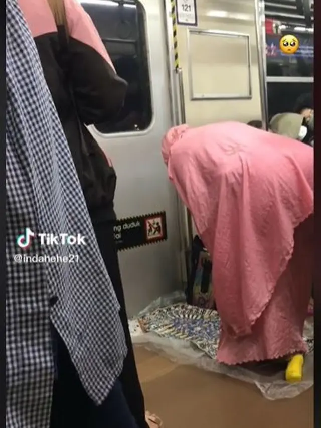 Video Penumpang Wanita Sholat di dalam KRL Tuai Perdebatan Warganet