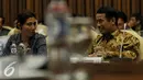 Menteri Kelautan dan Perikanan Susi Pudjiastuti dan Menteri Pertanian Amran Sulaiman berbincang saat rapat kerja dengan Komisi IV DPR, Jakarta, Kamis (19/11). Rapat itu membahas RKAKL Tahun Anggaran 2016. (Liputan6.com/Johan Tallo)