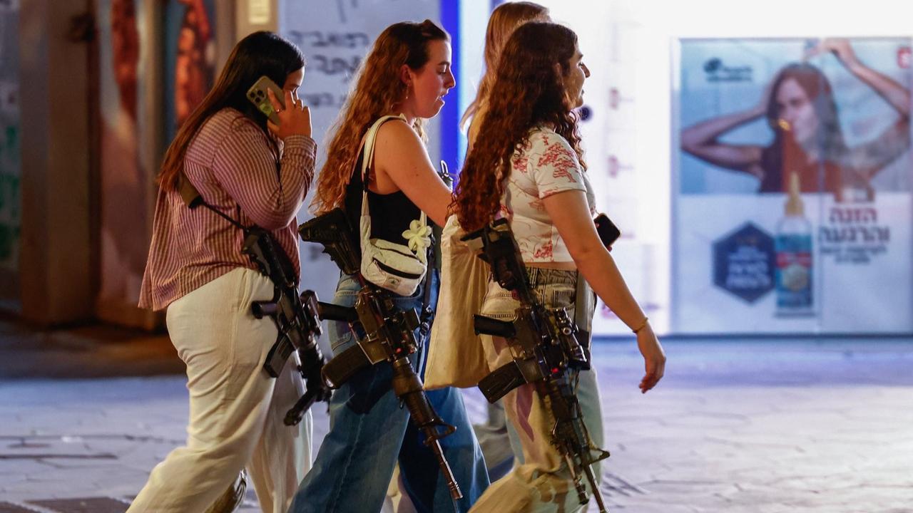 FOTO: Potret Wanita Israel Bawa Senapan Serbu Saat Jalan-Jalan, Ketakutan?