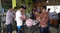 Sejak berdiri setahun yang lalu, studio workshop Basocraft tak hanya dibanjiri warga Makassar, tapi juga para imigran.