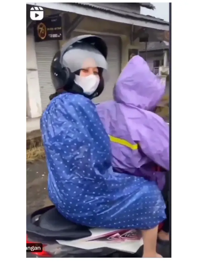 6 Potret Jas Hujan Berbagi Sama Teman Ini Kocak, Bersama dalam Suka Duka