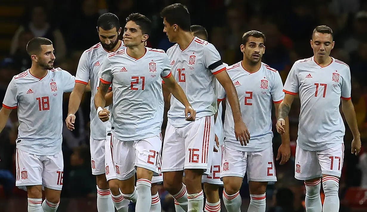 Bek Spanyol, Marc Bartra (ketiga kiri) berselebrasi dengan rekannya usai mencetak gol ke gawang Wales pada uji coba internasional di Stadion Principality, Cardiff, Inggris (11/10). Spanyol menang telak 4-1 atas Wales. (AFP Photo/Geoff Caddick)