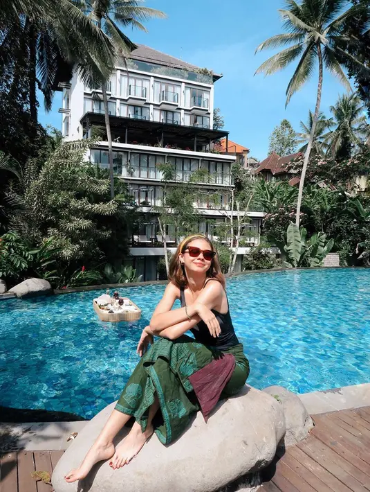 Saat ditanya mengenai kabar yang menyebutkan dirinya tengah dekat dengan pembalap Rio Haryanto, Yuki Kato membantah dan mengakui bahwa dirinya masih jomblo.  (Instagram/yukikt)