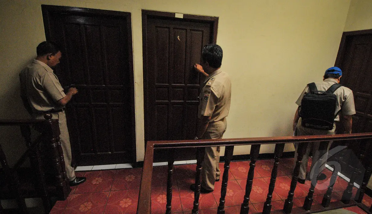 Sejumlah petugas Satpol PP saat melakukan razia penghuni kos di kawasan Tebet, Jakarta, Selasa (21/4).  Razia kos ini erat kaitannya dengan kasus pembunuhan wanita berprofesi sebagai PSK online, Deudeuh Alfisahrin. (Liputan6.com/Faizal Fanani)