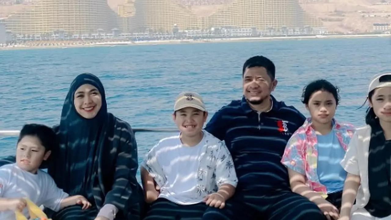 Potret Liburan Oki Setiana Dewi Bareng Anak di Kairo
