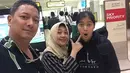 Pernikahan Dina Mariana dan Radian Ratulangi Sugandi berusia 27 tahun pada Oktober 2017 mendatang. Dari pernikahannya dikaruniai tiga orang anak, Ezra Mandira Sugandi, Ewaldo Andipo Sugandi, dan Elyshia Nashira Ramandina Sugandi.(dok. Pribadi/Bintang.com)