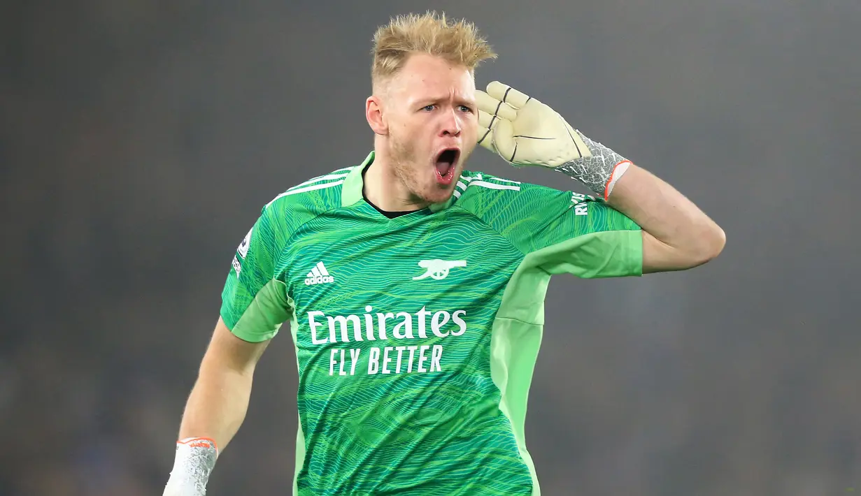 Aaron Ramsdale. Kiper Inggris berusia 24 tahun ini baru 1 musim memperkuat Arsenal. Ia didatangkan dari sesama klub Liga Inggris, Sheffield United yang terdegradasi ke Championship pada awal musim 2021/2022 dengan nilai transfer 28 juta euro. Berkat penampilan apiknya, ia mampu menggeser posisi Bernd Leno sebagai kiper utama dan tampil dalam 37 laga di semua ajang dengan torehan 14 kali clean sheet dan kebobolan 41 gol. (AFP/Lindsey Parnaby)