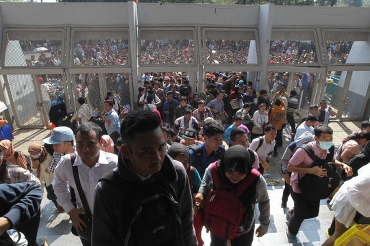 Begini padatnya ribuan pencari kerja di Job Fair GBK