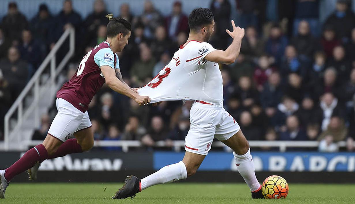 Baju gelandang Liverpool, Emre Can, ditarik pemain West Ham, Manuel Lanzini, pada laga Liga Premier Inggris. The Reds mengawali tahun ini dengan kekalahan 0-2 dari West Ham. (Reuters/Toby Melville)