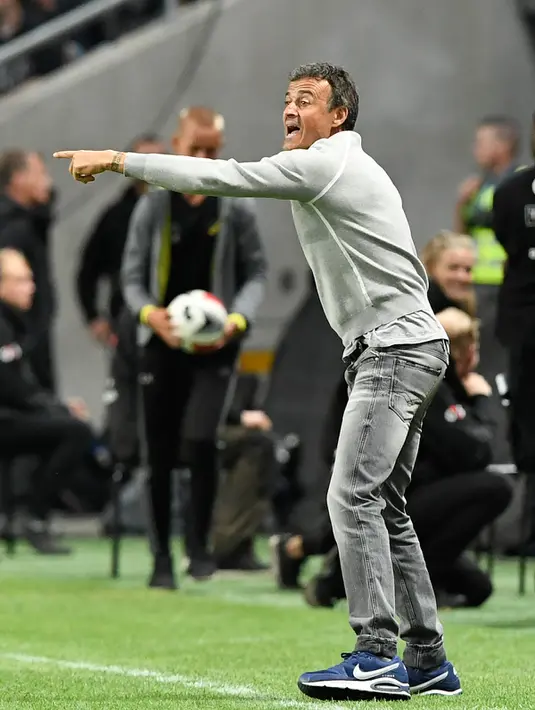 Pelatih Barcelona, Luis Enrique mengintruksikan para pemainnya saat melawan Leicester City di International Champions Cup di Friends Arena, Stockholm, Swedia, (4/8). Barcelona menang atas Leicester dengan skor 4-2. (AFP PHOTO/Jonathan Nackstrand)