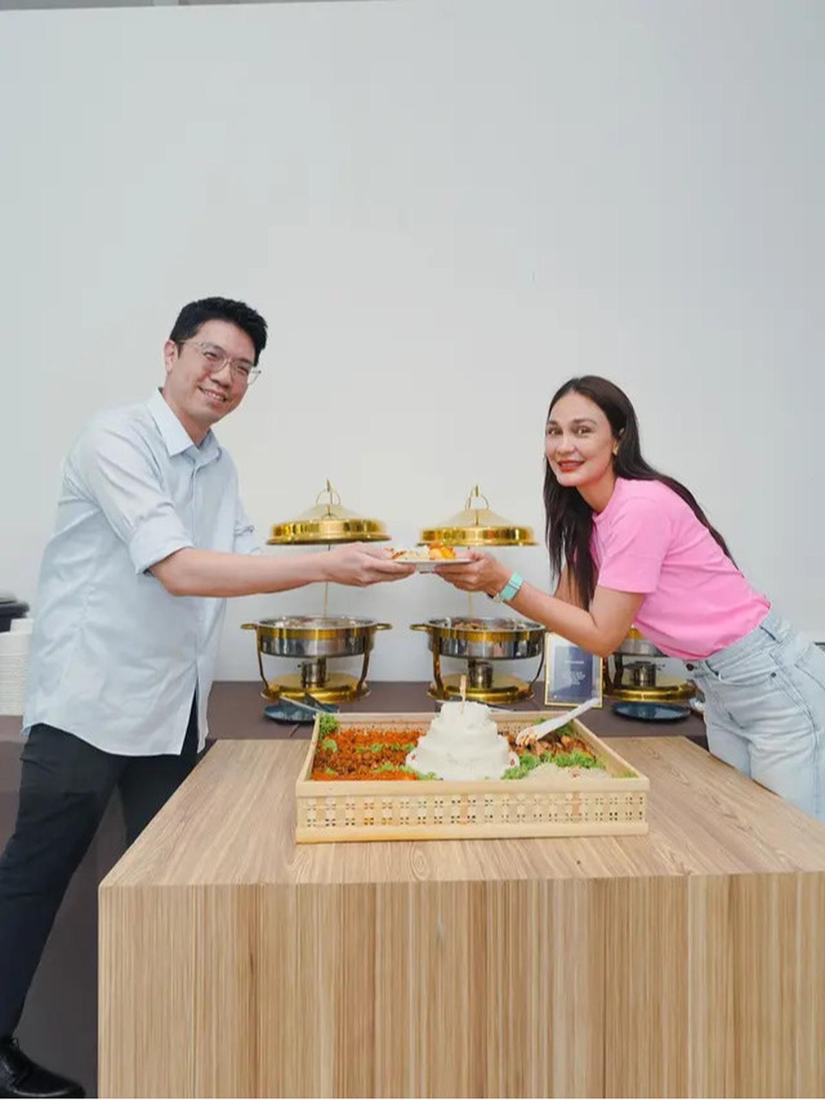 Model Kaus Pink Cantik Luna Maya, Jadi Simpel Berkelas Tanpa Effort Berlebihan