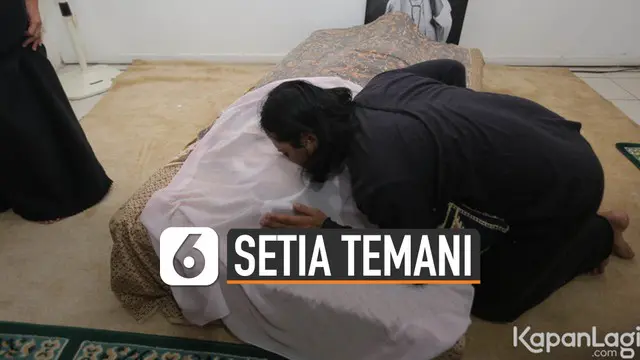 Ria Irawan menikah dengan suaminya Mayky Wongkar pada akhir 2016. Mayky diketahui adalah asisten pribadinya.