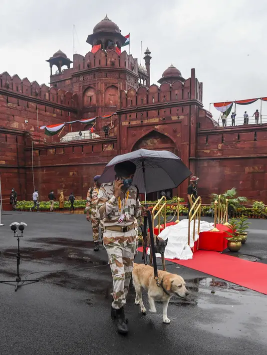 Petugas keamanan berjaga-jaga selama gladi bersih lengkap untuk perayaan Hari Kemerdekaan ke-74 India di Benteng Merah di New Delhi (13/8/2020). India merayakan hari jadi kemerdekaannya dari penjajahan Inggris pada 15 Agustus. (AFP Photo/Prakash Singh)