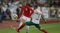 Gelandang Inggris, Jordan Henderson berusaha melewati pemain Bulgaria, Petar Zanev selama pertandingan Grup A Kualifikasi Piala Eropa 2020 di Vasil Levski National Stadium, Sofia (15/10/2019). Inggris menang telak 0-6 atas Bulgaria. (AP Photo/Vadim Ghirda)