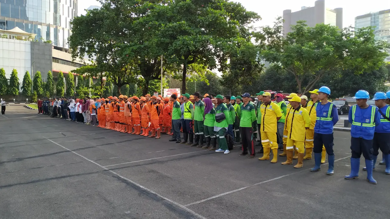 Sebanyak 150 personel pasukan gabungan Penanganan Prasaran dan Sarana Umum (PPSU) atau pasukan pelangi, terlihat sibuk bekerja membersihkan trotoar sepanjang Jalan Gatot Subroto, Jakarta Selatan.