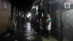 Warga berada di depan rumah saat banjir di kawasan Cipinang, Jakarta Timur, Minggu (23/2/2020) dini hari. Hujan deras yang mengguyur Jakarta dan sekitarnya sejak Sabtu malam ditambah buruknya drainase menyebabkan ratusan rumah di Cipinang terendam banjir. (merdeka.com/Iqbal S. Nugroho)