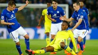 Duel panas terjadi di laga Liga Premier Inggris antara Leicester City dengan Chelsea di King Power Stadium, Kamis (30/4/2015). Chelsea menang 3-1 atas Leicester City.(Reuters/Darren Staples)