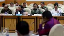 Panglima TNI Jenderal Gatot Nurmantyo menyimak Rapat Dengar Pendapat Umum dengan Panitia Khusus (Pansus) RUU Pemilu di Gedung Nusantara II, Kompleks Parlemen Senayan, Jakarta Pusat, Selasa (13/12). (Liputan6.com/JohanTallo)