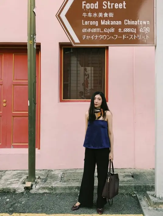 Loose tank top berbahan satin juga cocok dipadankan dengan kulot. Lilitkan scarf di lehermu untuk memberikan sentuhan vintage. (Instagram.com/lucedaleco).