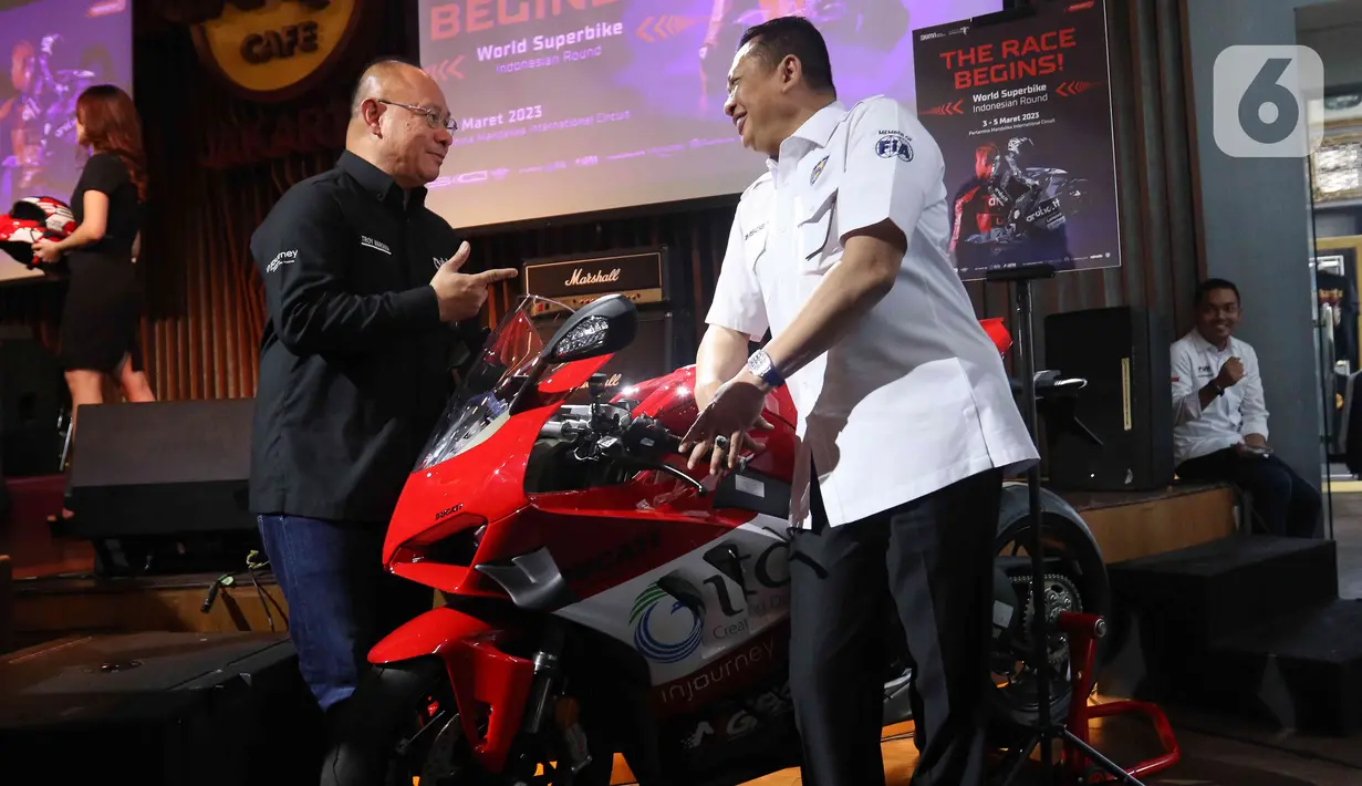 Ketua Umum pengurus pusat ikatan motor indonesia Bambang Soesatyo berbincang dengan  Direktur Operasi Indonesia Tourism Development Corporation (ITDC) Troy Reza Warokka (kiri)  saat acara peluncuran World Superbike (WSBK) Indonesian Round 2023 di Jakarta, Kamis (12/01/2023). Ajang balap motor bergengsi dunia World Superbike (WSBK) musim 2023 bakal kembali menghelat salah satu serinya di Sirkuit Mandalika, Lombok, NTB pada 3-5 Maret mendatang. (Liputan6.com/Herman Zakharia