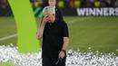 Pelatih kepala AS Roma, Jose Mourinho mengusap matanya setelah memenangkan usai berhasil membawa AS Roma memenangkan trofi EUFA Conference League setelah mengalahkan Feyenoord dengan skor 1-0 pada laga final yang berlangsung di Stadion Arena Kombetare Tirana, Albania, pada Kamis (26/5/2022) dini hari WIB. Bagi Mourinho, trofi ini menjadi gelar juara Eropa-nya yang kelima. (AP/Thanassis Stavrakis)