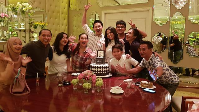 Suasana Ulang Tahun Angga Wijaya